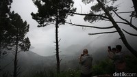 Sebagian risers langsung melakukan selfie maupun mengabadikan indahnya alam sipiso sipiso yang langsung terhubung dengan danau Toba.