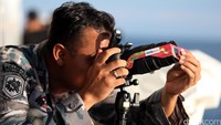 Laskar Gerhana menjadikan kacamata khusus sebagai filter kamera.