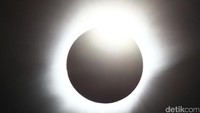 Bulan merayap menutupi matahari.