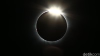 Saat matahari nyaris terhalang piringan bulan, muncul cahaya dari bagian dalam korona. Cahaya itu disebut dengan cincin berlian.