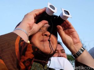 Memburu Gerhana Matahari di Pantai Ria Kenjeran