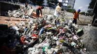  Tumpukan sampah itu didominasi oleh kantong plastik dan botol plastik.