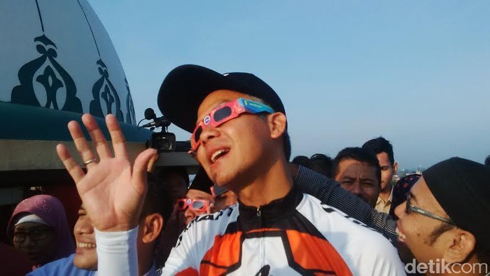 Gubernur Ganjar Saksikan Gerhana Matahari di Ponpes