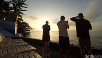 Risers menikmati gerhana matahari di Danau Toba.
