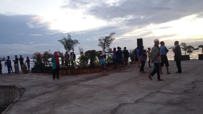 Jelang Gerhana, Pagi ini Masyarakat Ternate Sudah Mulai Padati Pantai Falajawa