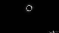 Bulan terlihat menutupi matahari dan menyisakan korona di sekelilingnya.