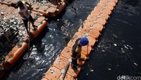 Pekerja dari Dinas Kebersihan DKI Jakarta membersihkan sampah di Kali Sentiong, Jakarta Utara, Rabu (9/3/2016).