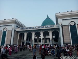 Ribuan Umat Islam Surabaya Berbondong Salat Gerhana ke Masjid Al Akbar