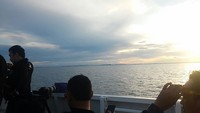 Para peserta pun sibuk mengabadikan gambar di atas kapal. Pengalaman ini tak bisa didapat setiap hari (Randy/detikTravel)