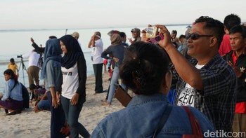 Macam-macam perangkat yang digunakan untuk mengabadikan moemen gerhana Matahari. Ada yang menggunakan kamera kecil, bahkan smartphone. Foto: Anggoro Suryo Jati/detikINET