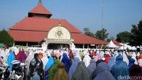 Selain menyaksikan gerhana, warga juga mengikuti salat gerhana yang dilakukan di Masjid Besar Kauman Yogyakarta.