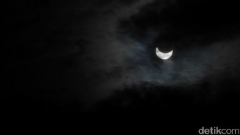 Kejadian gerhana matahari ini berlangsung dari pagi hari pukul 06.20 sampai 08.30 WIB di Sumatera dan Jawa. Di Indonesia bagian timur, gerhana matahari satu atau dua jam lebih lambat. Foto: Anggoro Suryo Jati/detikINET