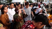 Risma menyaksikan detik-detik gerhana matahari menggunakan kacamata khusus.