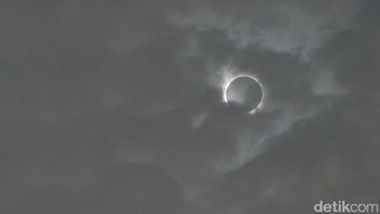 Berikut adalah penampakan saat gerhana Matahari total. Foto: Anggoro Suryo Jati/detikINET