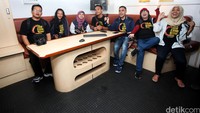 Laskar Gerhana foto bersama di salah satu ruangan kapal.
