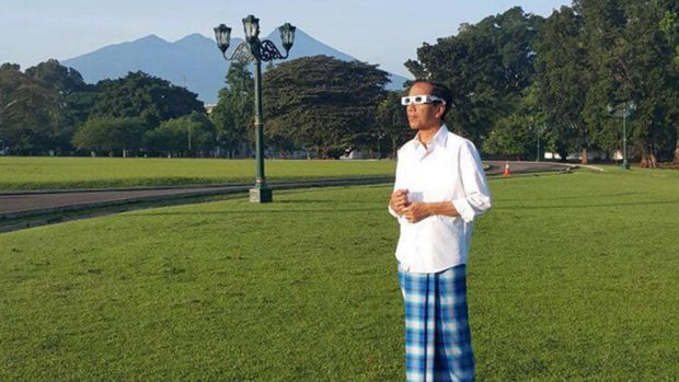 Presiden Jokowi kerap terlihat sarungan di Istana Bogor. Misalnya, saat menyaksikan gerhana matahari beberapa waktu lalu.