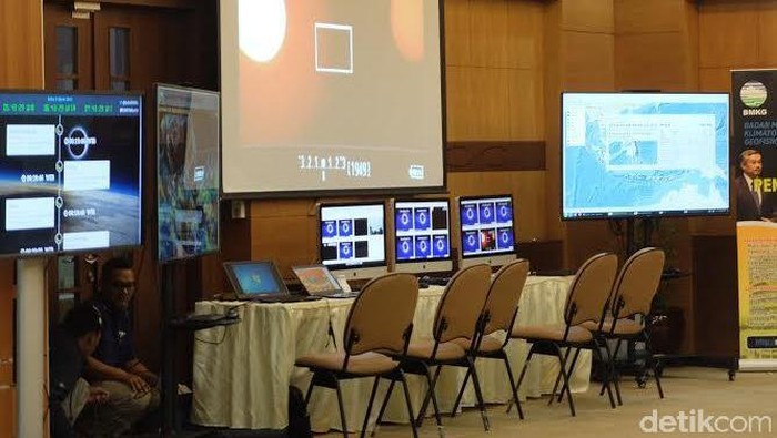 Sistem BMKG Down, Masyarakat Pilih Lihat Langsung Gerhana Pakai Kacamata