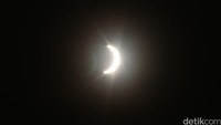 Bulan merayap menutupi matahari.