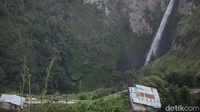 Air terjun setinggi 120 meter tersebut merupakan salah satu air terjun tertinggi di Indonesia.
