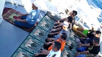 Salat gerhana dilakukan di geladak kapal Bakamla. Pool/Ardi Cahya Rosadi/detikFoto.