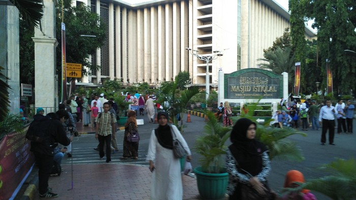 Warga Antusias Salat Gerhana di Masjid Istiqlal