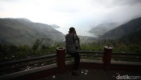 Sebagian risers langsung melakukan selfie maupun mengabadikan indahnya alam sipiso sipiso yang langsung terhubung dengan danau Toba.