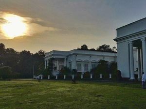 Presiden Jokowi Saksikan Gerhana Matahari di Istana Bogor