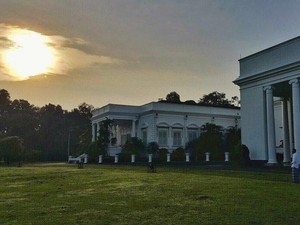 Presiden Jokowi Saksikan Gerhana Matahari di Istana Bogor