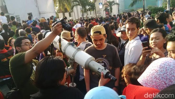 Puncak GMT, Warga Antusias Saat Langit Jakarta Meredup