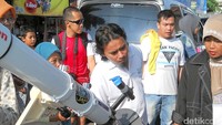 Bayangan menyerupai bulan sabit terlihat dari teleskop yang terpasang di kawasan Alun Alun Utara Yogyakarta. 