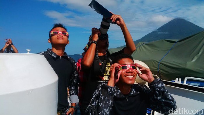 Melihat Pesona Gerhana Matahari dengan Kapal Gajah Laut