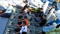 Salat di geladak kapal dilakukan dengan khidmat dan khusyuk. Pool/Ardi Cahya Rosadi/detikFoto.
