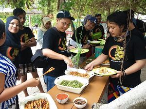 Puas Island Hopping, Laskar Gerhana Makan Siang di Pulau Kepayang