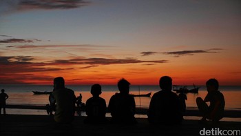 Salah satu spot pengamatan gerhana Matahari yang ramai dikunjungi wisatawan di Belitung Timur adalah pantai Nyiur Melambai. Mereka sudah berdatangan sejak pukul 5 pagi. Foto: Anggoro Suryo Jati/detikINET