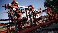 Pekerja mengecek pipa gas PLTGU Tanjung Priok.
