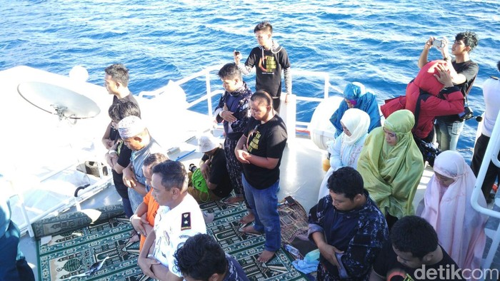 Salat gerhana di atas kapal di Ternate