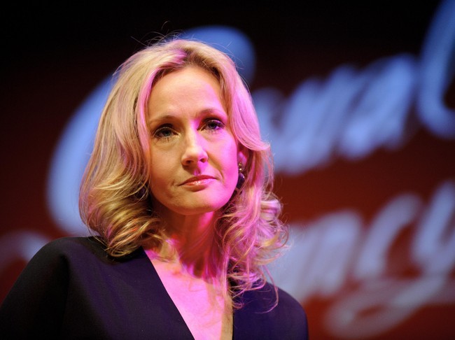 Penulis ternama JK Rowling juga sering salah disebut. Mengucapkan nama belakangnya bukan roe-ling atau row-ling tapi rolling. Foto: Getty Images