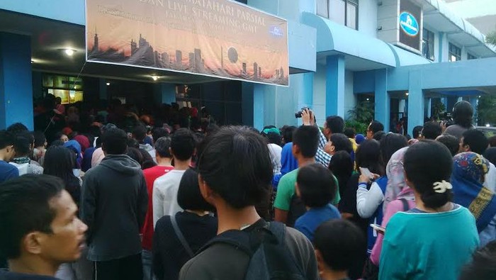 Ribuan Orang Padati Planetarium Jelang Gerhana, Jalan Cikini Macet
