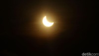 Bulan merayap menutupi matahari.