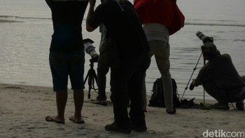 Demi hasil memuaskan, banyak pula yang mengabadikan fenomena langka ini menggunakan kamera profesional. Foto: Anggoro Suryo Jati/detikINET