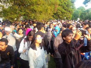 Serunya Melihat Gerhana Matahari di Bandung, Kacamata Jadi Senjata