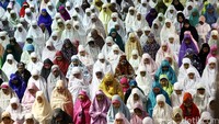 Jamaah tampak khusyuk melaksanakan salat gerhana.