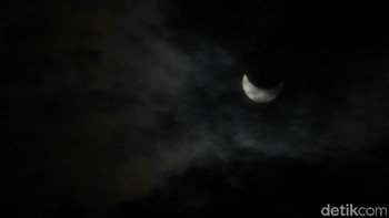 Memotret matahari secara langsung tanpa filter sangat berbahaya. Untuk hasil maksimal, sebelum memotret kita perlu menyiapkan lensa dengan filter ND (Neutral Density). Filter ini akan meredam cahaya yang masuk ke dalam lensa sehingga sensor kamera tidak terbakar.  Foto: Anggoro Suryo Jati/detikINET