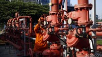 Pekerja mengecek pipa gas PLTGU Tanjung Priok.