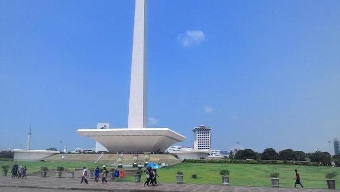 Usai Tonton Gerhana, Warga Ramai-ramai Datangi Monas