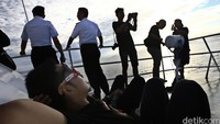 Selain melihat dengan tiduran di geladak kapal, beberapa laskar tampak asyik memotret detik-detik terjadinya gerhana.