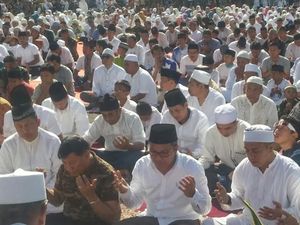 Puluhan Ribu Warga Makassar Padati Pantai Losari Saksikan Gerhana Matahari