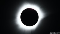Bulan terlihat menutupi matahari dan menyisakan korona di sekelilingnya.