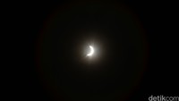 Gerhana matahari terlihat di kawasan Tebet, Jakarta Selatan, Rabu (9/3/2016). Gerhana ini diambil dengan kamera tanpa filter.