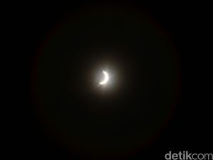 Gerhana Matahari Sebagian di Langit Jakarta